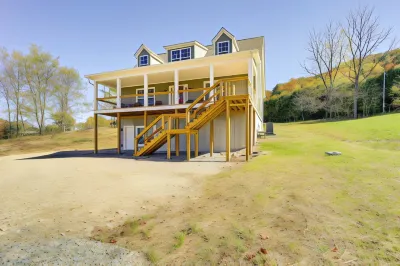 Peaceful Butler Hideaway at the Pond! Hotels in Johnson County