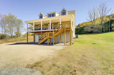 Autumn Retreat Pondside Cabin in Butler, TN Отели в г. Джонсон