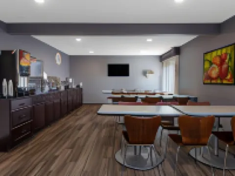 Super 8 by Wyndham South Holland Hotels in Cook County