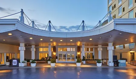 Newport Harbor Island Resort Отели рядом с достопримечательностью «Клифф Уолк»