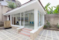 RedDoorz Premium Near Stasiun Lenteng Agung