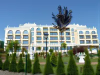 Therma Palace - Balneo Spa, Mineral Pools & Private Beach - Bãi đậu xe