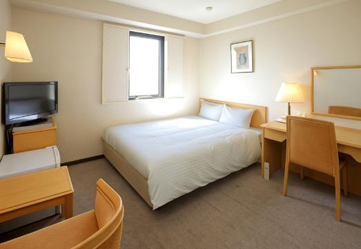 스마일 호텔 객실 내부 또는 조식 장면