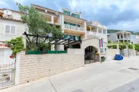 Apartments and Room Napoli Hotels in Brač
