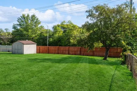 Single Family home in Schaumburg, IL 3 bed/ 2 full baths/ fully fenced backyard