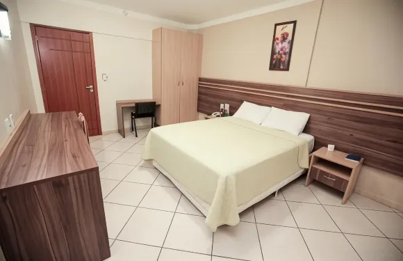 多姆巴洛尼酒店