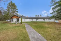 The Windmoor Lodge Hotels near Grayling Mini-Mall