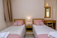 Wonderful Quiet Area, Completely Privacy, Large Private Pool, Colourful Garden