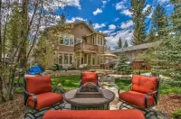 Stunning Forest Retreat - Walk to Upper Truckee River!