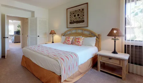 Scenic Golf Course Views and Resort Amenities - Luxurious Tropical Haven