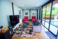 Khongdonat Premium Pool Villa Hotels in U Thong