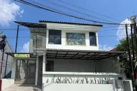 Trubus Guesthouse Syariah Magelang Mitra RedDoorz Hotell i Bondowoso