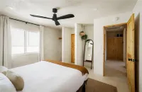 Spacious Retreat with Modern Amenities and Comfort - Charming Oasis