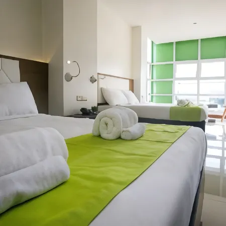 Benrose Hotel Отели рядом с достопримечательностью «Пляж Rohan»
