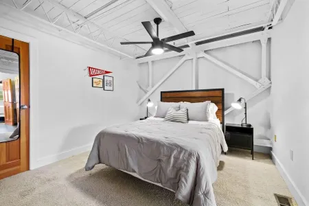 Hogs Hideaway On Dickson St. Отели рядом с достопримечательностью «Арканзас Эр энд Милитари Музеум»