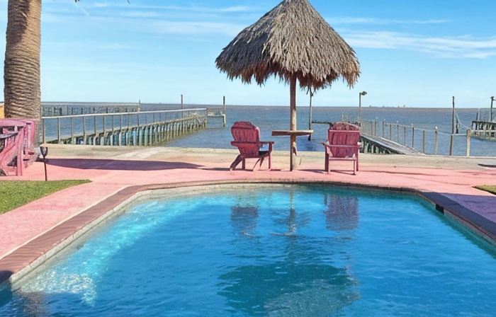 Waterfront Oasis with private pool, Hot tub and 200 ft. Lighted fishing pier
