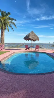 Waterfront Oasis with private pool, Hot tub and 200 ft. Lighted fishing pier