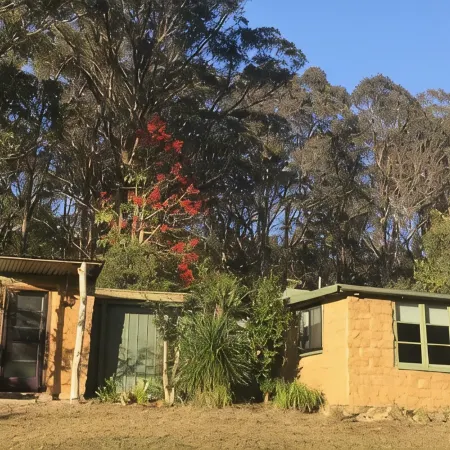 Cosy mud brick cottage in a serene bush setting, near Tathra.