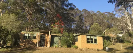 Cosy mud brick  cottage in a serene bush setting, near Tathra. Отели в г. Танджа
