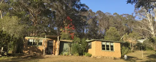 Cosy mud brick  cottage in a serene bush setting, near Tathra.