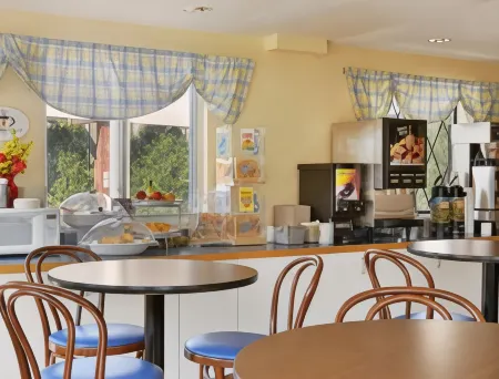 Super 8 by Wyndham Portland ME Отели в г. Уиндем