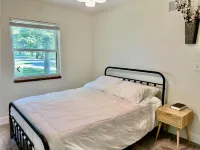 4 bedroom cottage with 2 indoor fireplaces
