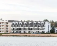 Quality Inn & Suites Mackinaw City Beachfront - Pet friendly