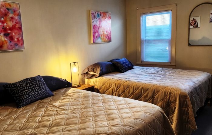 Charming 2-bedroom apartment with equipped kitchen and AC, in Cumberland, MD.
