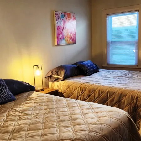 Charming 2-bedroom apartment with equipped kitchen and AC, in Cumberland, MD.