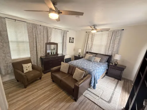 Spacious 5 Bedroom Home, two blocks to FSU. Oversized parking for up to 8 cars - Alojamientos