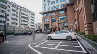 Hongchang Hote (lXingshan High speed Railway Station  Store)) - 주차장