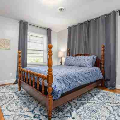 Spacious 2Bd/1BTH +80" TV Movie Room Rooms