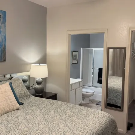 Executive 2 Bedroom Condo. Amazing Lakefront Views. Top Floor.  No Stairs.