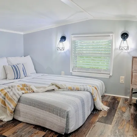 Luxury tiny cabin Pool & Hot tub minutes from Lake Travis and Lake Austin.