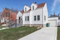 Downtown 2 BR Cottage w/ King Bed