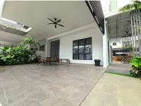 Cozy Home/Pool Cinema/Karaoke Jonker 1.2 km 20+8pax