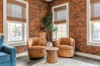 The Betty - Entire rental unit in New Albany, Indiana Sleeps 8