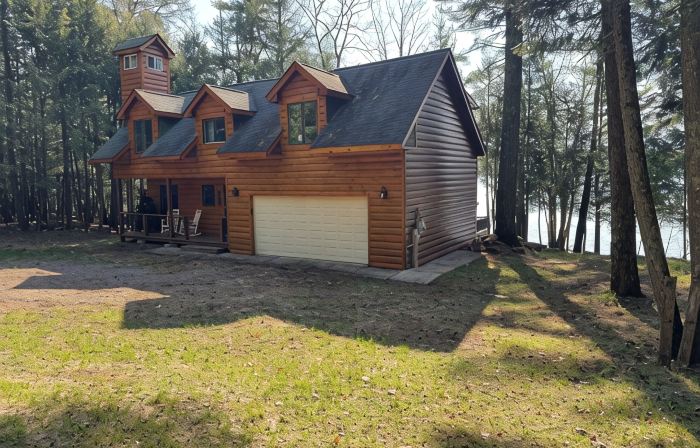Lakefront Hemlock house on 3 acres, 5-Bdrm retreat on private lake, near casino