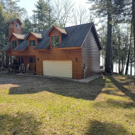 Lakefront Hemlock house on 3 acres, 5-Bdrm retreat on private lake, near casino