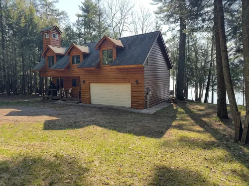Lakefront Hemlock house on 3 acres, 5-Bdrm retreat on private lake, near casino