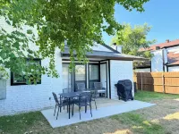 Arlington Entertainment District Home Purple Door - 4 ดาว