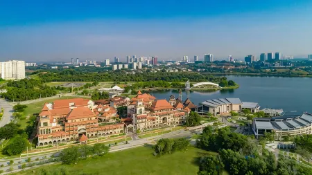 DoubleTree by Hilton Putrajaya Lakeside