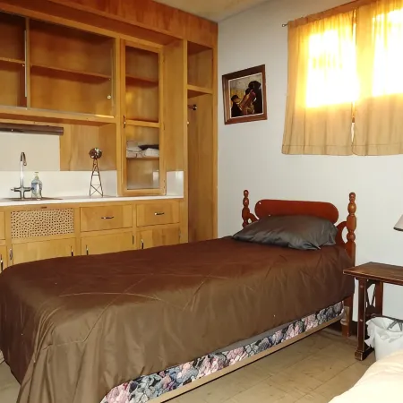SPACIOUS 6-BEDROOM SINGLE LEVEL LODGE IN MEDINA, WIFI, AC, PARKING LOT, GARAGE