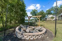 Family Friendly Lakefront Cottage/ Home Theatre/ Bunk room - 3-Star