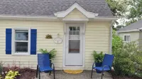 Vintage Cozy Cottage 2 Blocks from Ludington Beach
