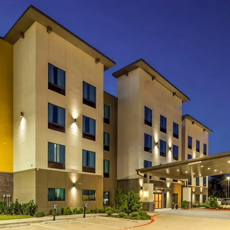 Comfort Inn & Suites Houston I-45 North - IAH Отели рядом с достопримечательностью «Торговый центр Greenspoint»