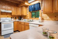 Insignificant Cabin: Spacious 5BR, 3.5BA Retreat with Hot Tub