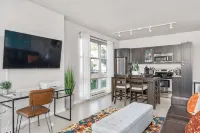 Beautiful 1-Bedroom Apartment@Walk to Uptown@Fast WiFi@In-Unit W/D - Apartemen