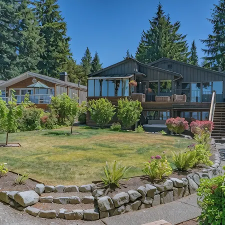 Private Beach in Little Norway, Hot Tub, 4000 sqft and more!