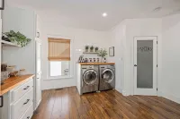 Cozy Luxe Apartment Near Western & St. Joseph’s
